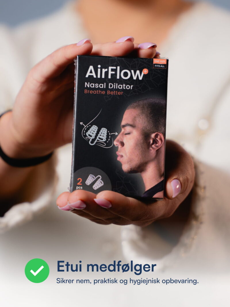 Hand håller AirFlow Nasal Dilator-förpackning med profilbild, illustrerad näsdilatator och text om bättre andning