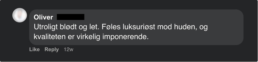 Positiv produktrecension pÄ danska i mörk pratbubbla som lovordar mjukhet, lyxkÀnsla och imponerande kvalitet