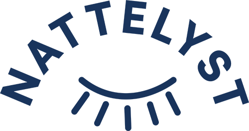 Mörkblå NATTELYST-logotyp i båge ovanför ett stiliserat öga med fem nedåtriktade strålar