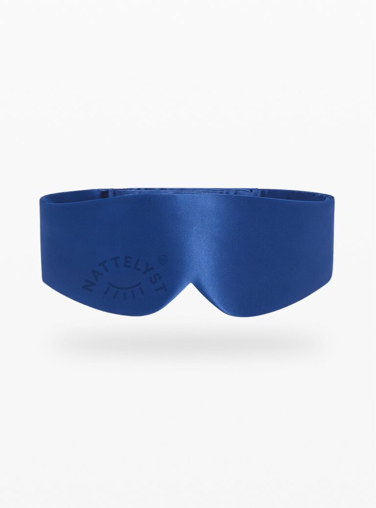 Blå satinsovmask med formade kupor och diskret NATTELYST-logotyp